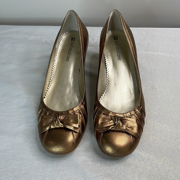 Naturalizer Bronze Metallic Kitten Heel Pumps Bow Toe Genuine Leather 8.5 - Picture 4 of 10